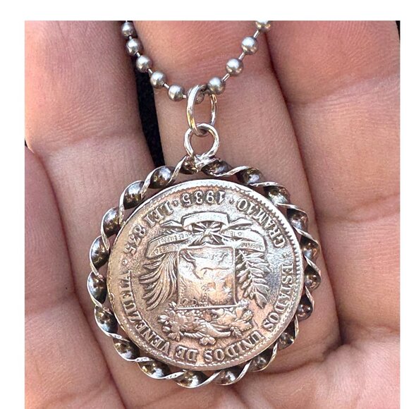 1935 Venezuelan 1 Bolivar .835 Silver Coin Pendant With Twisted Silver Frame - Picture 2 of 6